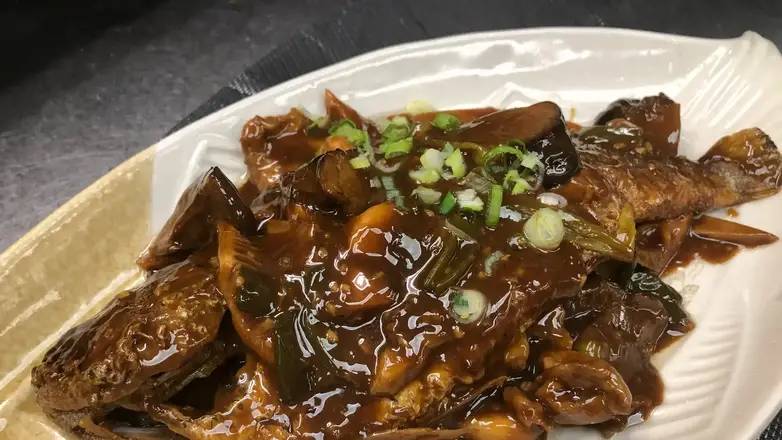 96. Braised Yellow Croaker with Soy Sauce 紅燒大黃魚